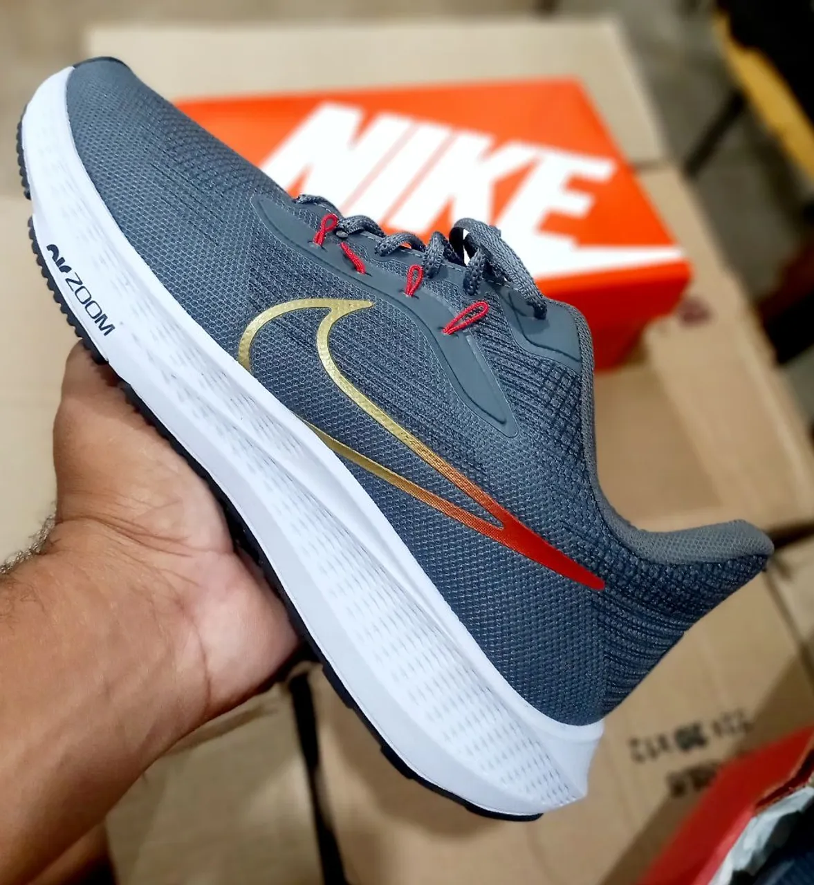Tênis Nike Air Zoom Pegasus 42 Cinza e Dourado