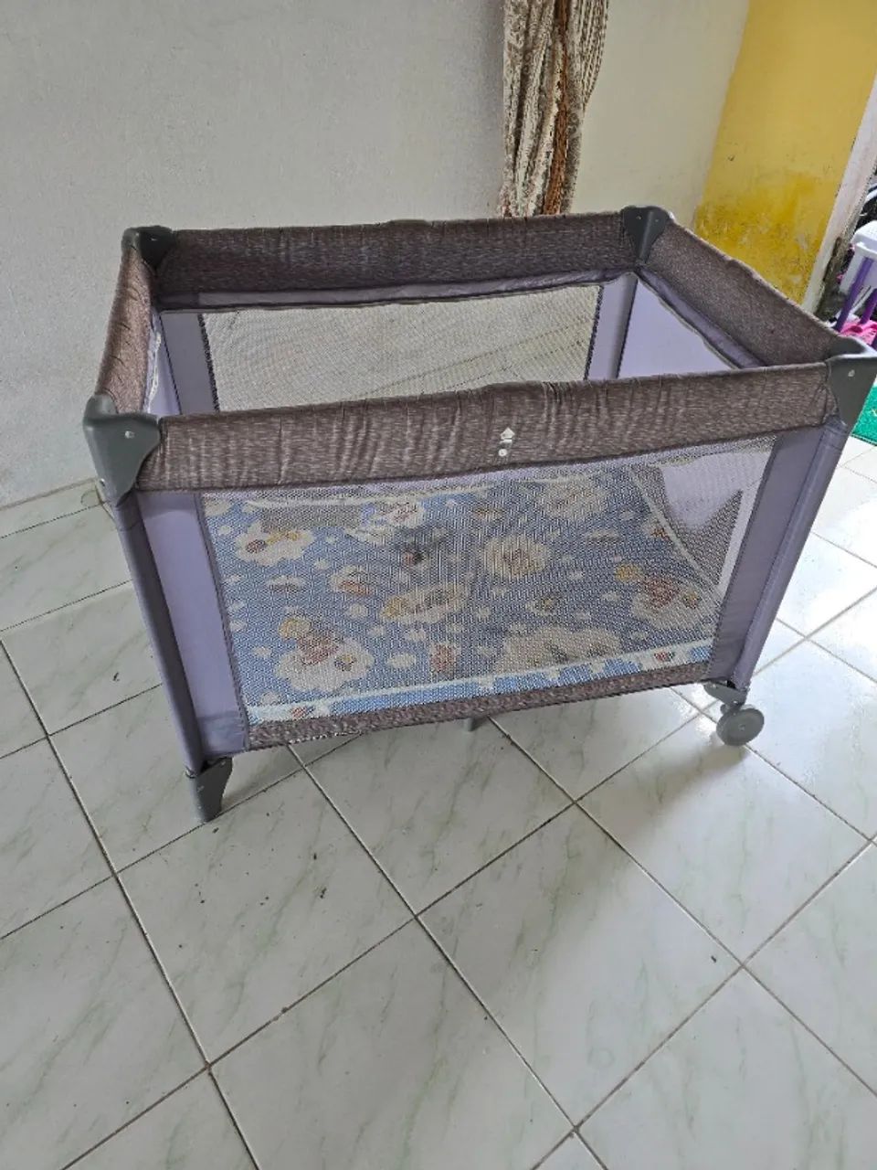 Vendo berço cercado, com mosquiteiro e colchão