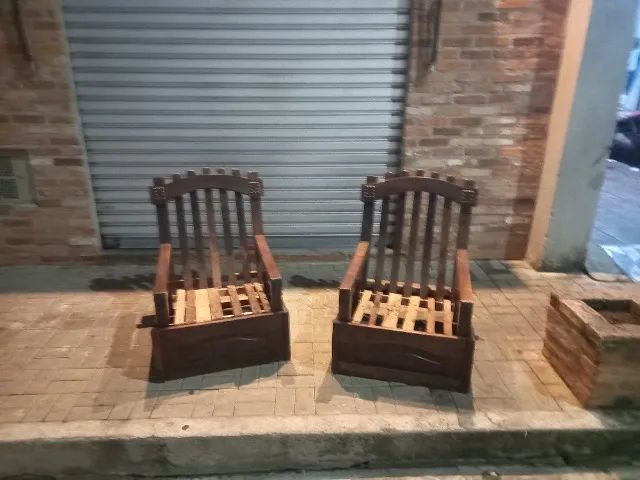 Vendo duas poltronas madeira maciça antiga  - Foto 2