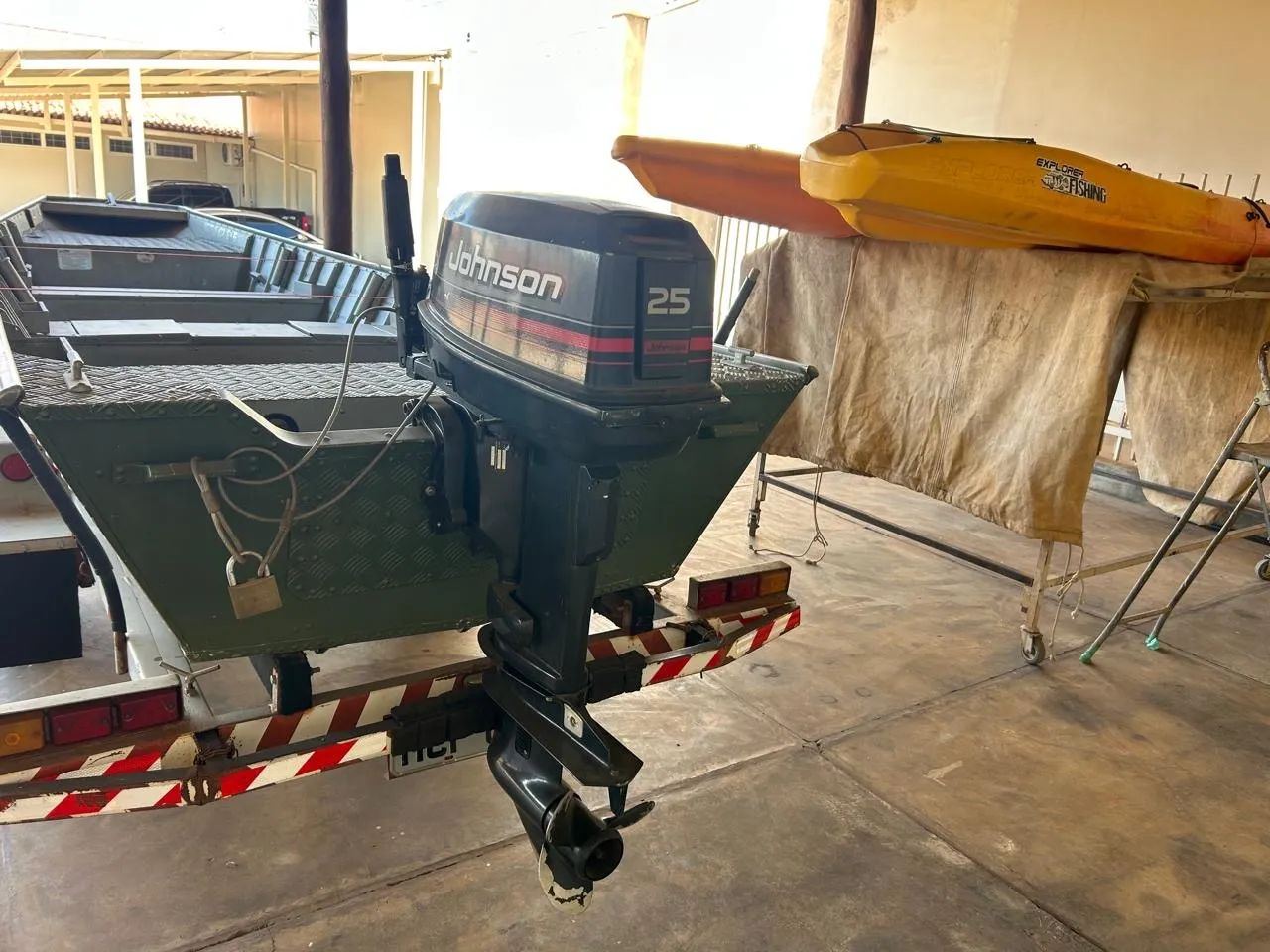 Barco em alumínio Marca Metalforte com motor de popa 25 HP - Foto 2