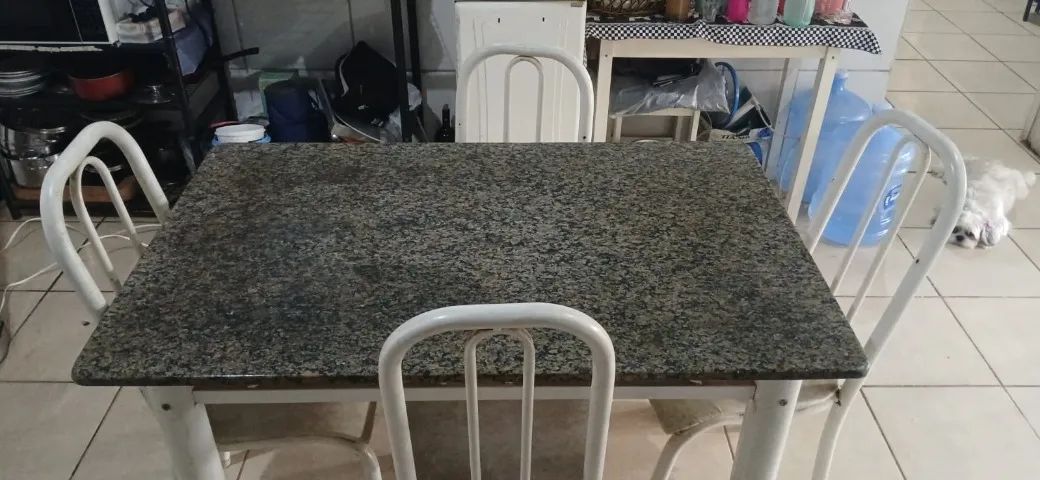 Mesa guadrada em mármore de 04 cadeira