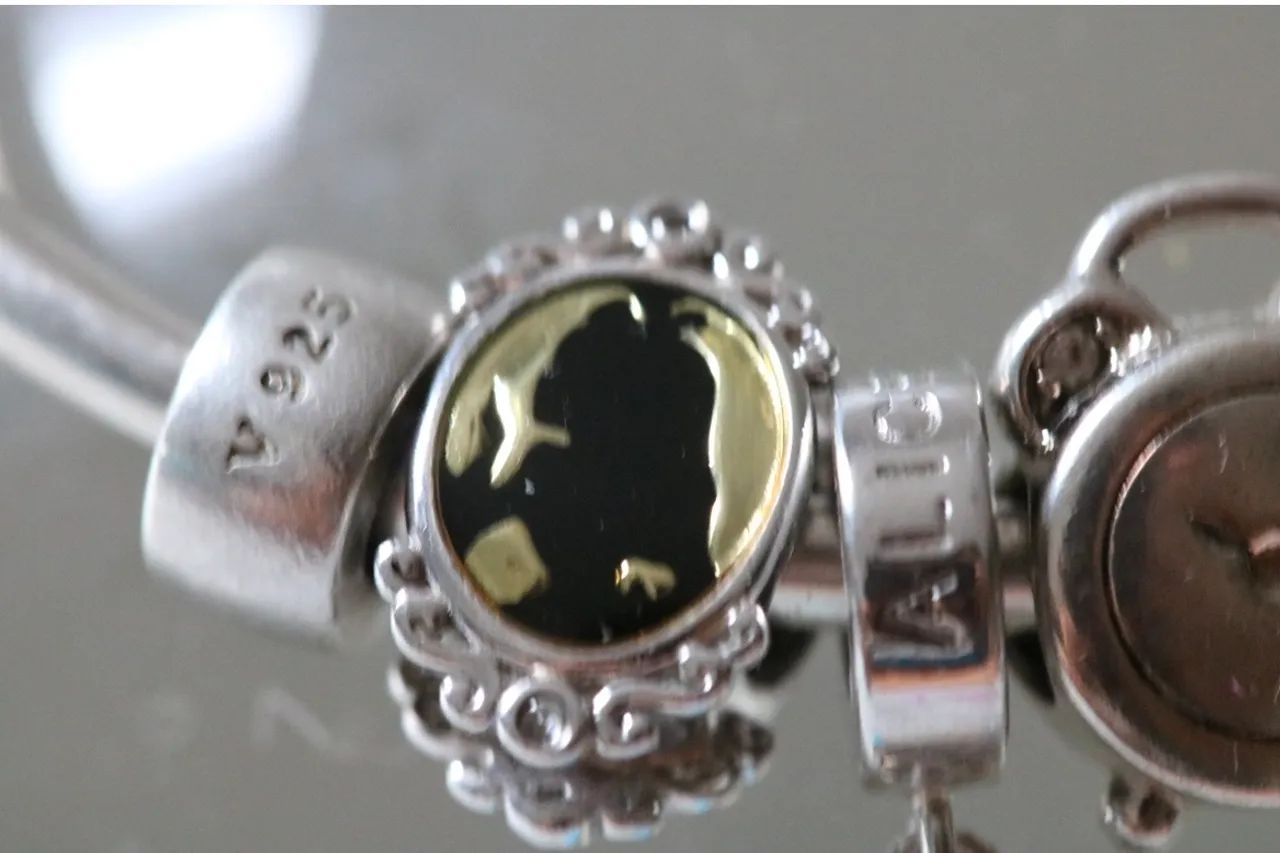 Pulseira, dois stopper e três pingentes da vivara original  - Foto 5