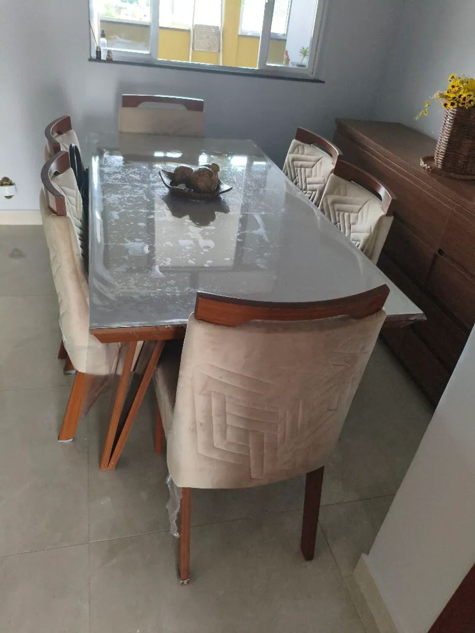 Mesa para sala de jantar muito conservada 