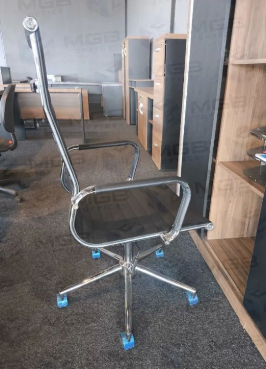 Cadeira de Presidente Esteirinha Acabamento Cromado ENTREGAMOS DF E ENTORNO - Foto 2