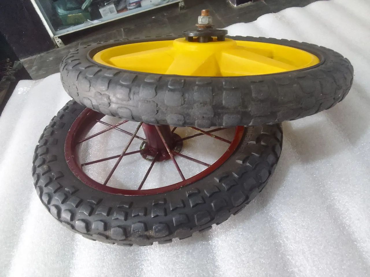 Rodas aro 12 e13 plástico e ferro. Com pneu maciço - Foto 4