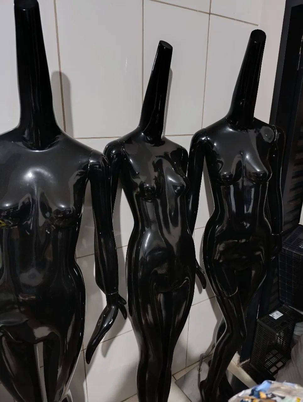 MANEQUIM FEMININO DE FIBRA S/CABEÇA ESTRUTURAL