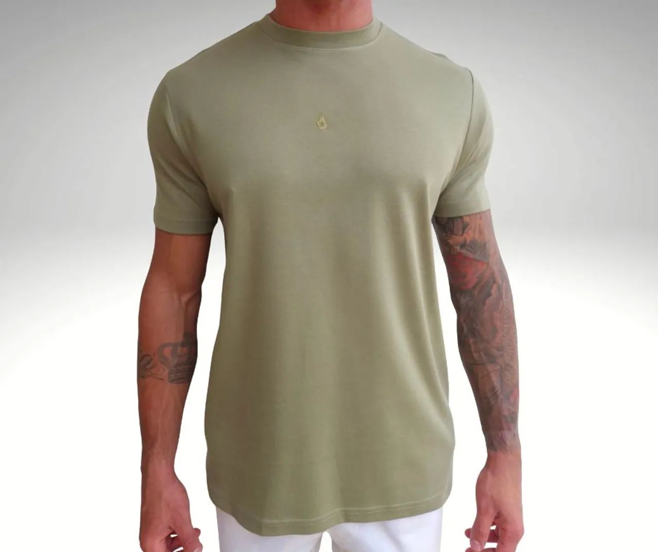 Camiseta gola média suedine 