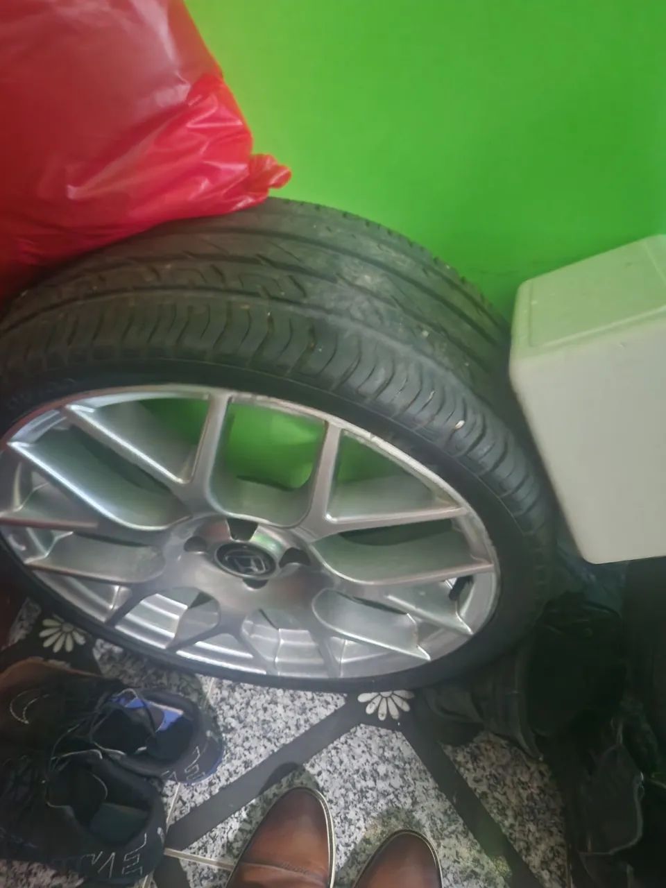 Aro 18 com pneus  - Foto 2