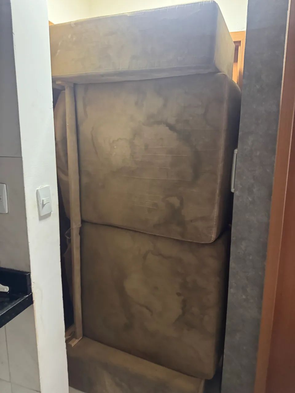 Sofá retrátil usado com mofadas  