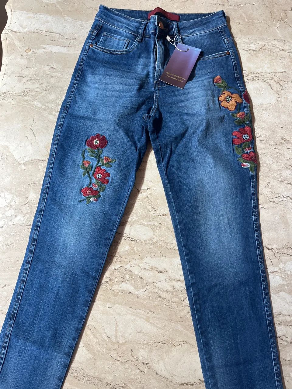 Calça cigarrete bordada flores
