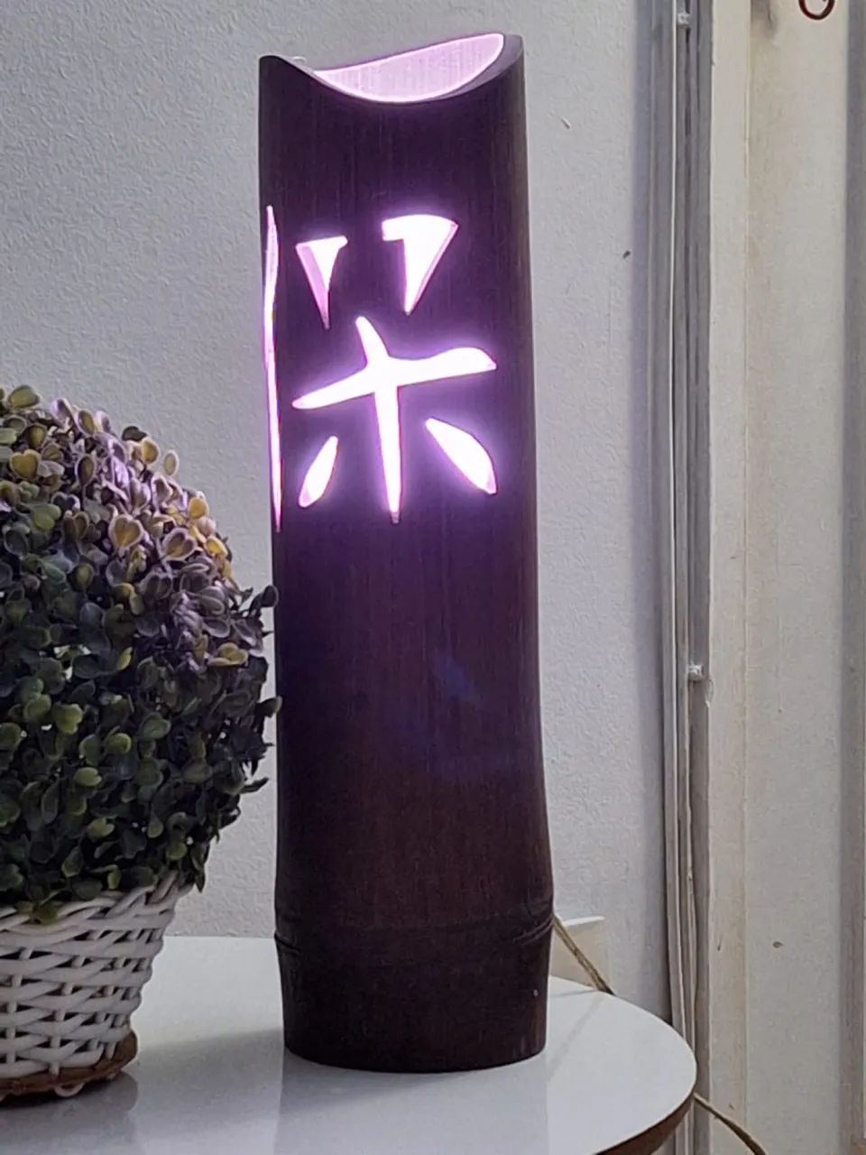 abajur em madeira de luz roxa - Foto 3