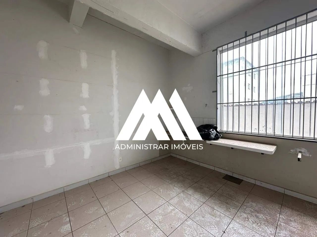 Alugo loja comercial em Itaúna com excelente localização!