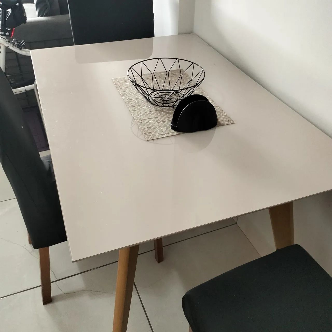 Mesa de vidro com cadeiras - Foto 2