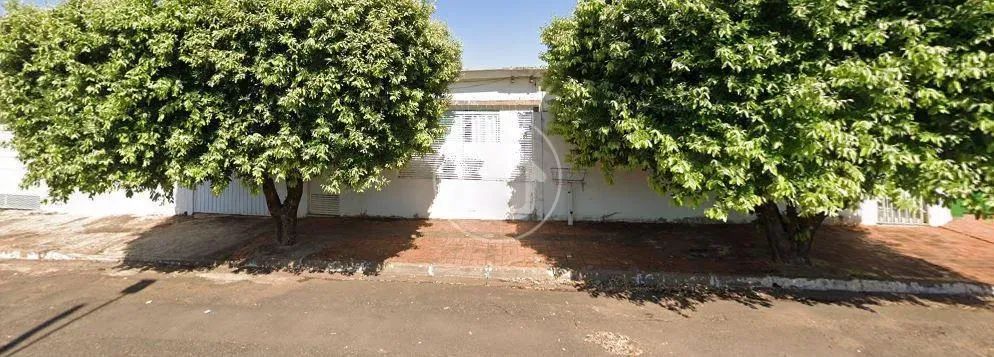 CASA COM AREA DE LAZER