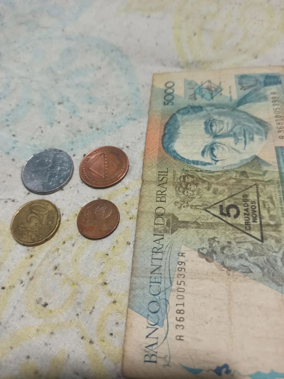 Cédula e moedas 