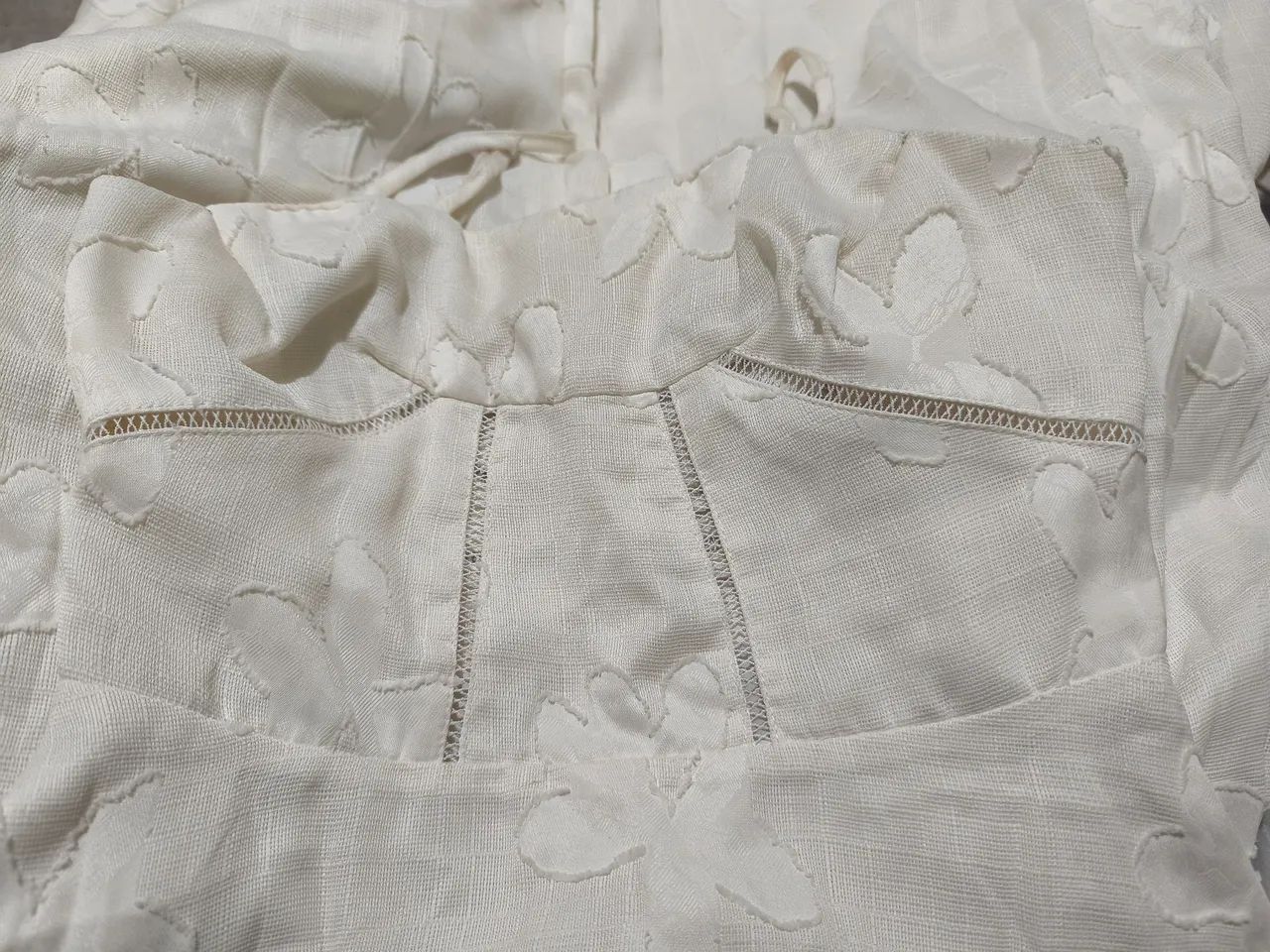 Elegante vestido branco com flores texturizadas  - Foto 3