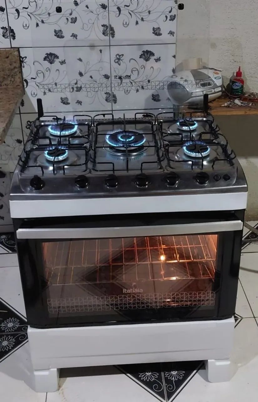 Moderno fogão Itatiaia com tripla chama automático com prateleira deslizante