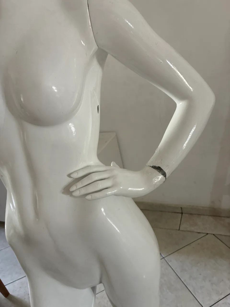 Manequim feminino com pedestal  - Foto 2