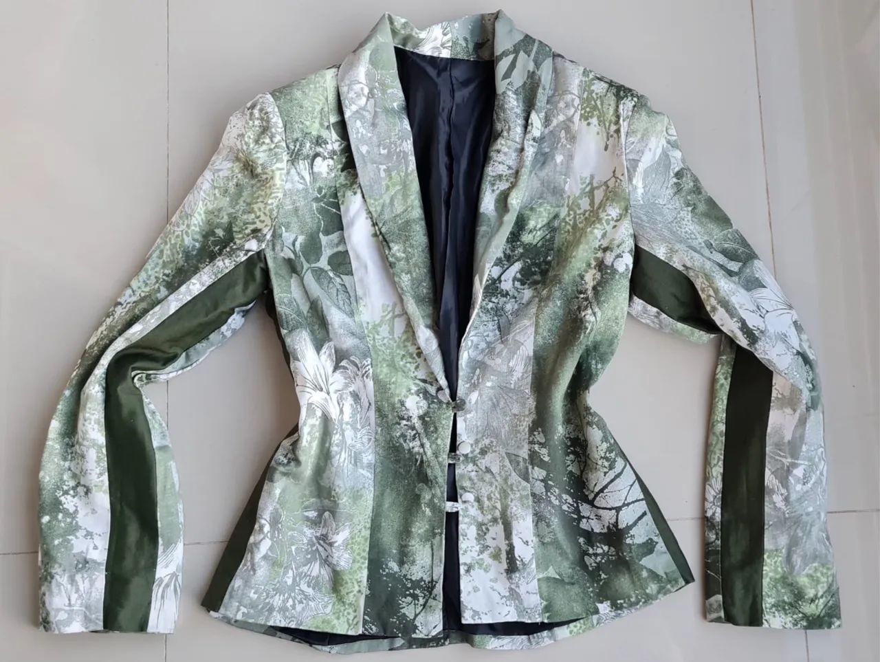 Blazer Planet Girls verde militar e branco feminino acinturado estampado - Foto 5