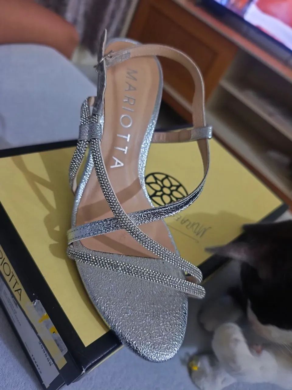 Sandália prata linda semi nova 
