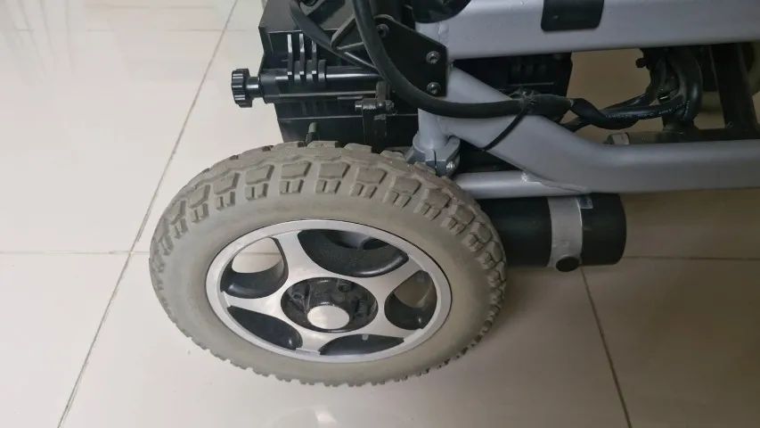 Cadeira de rodas elétrica motorizada D1000 Dellamed - Foto 2