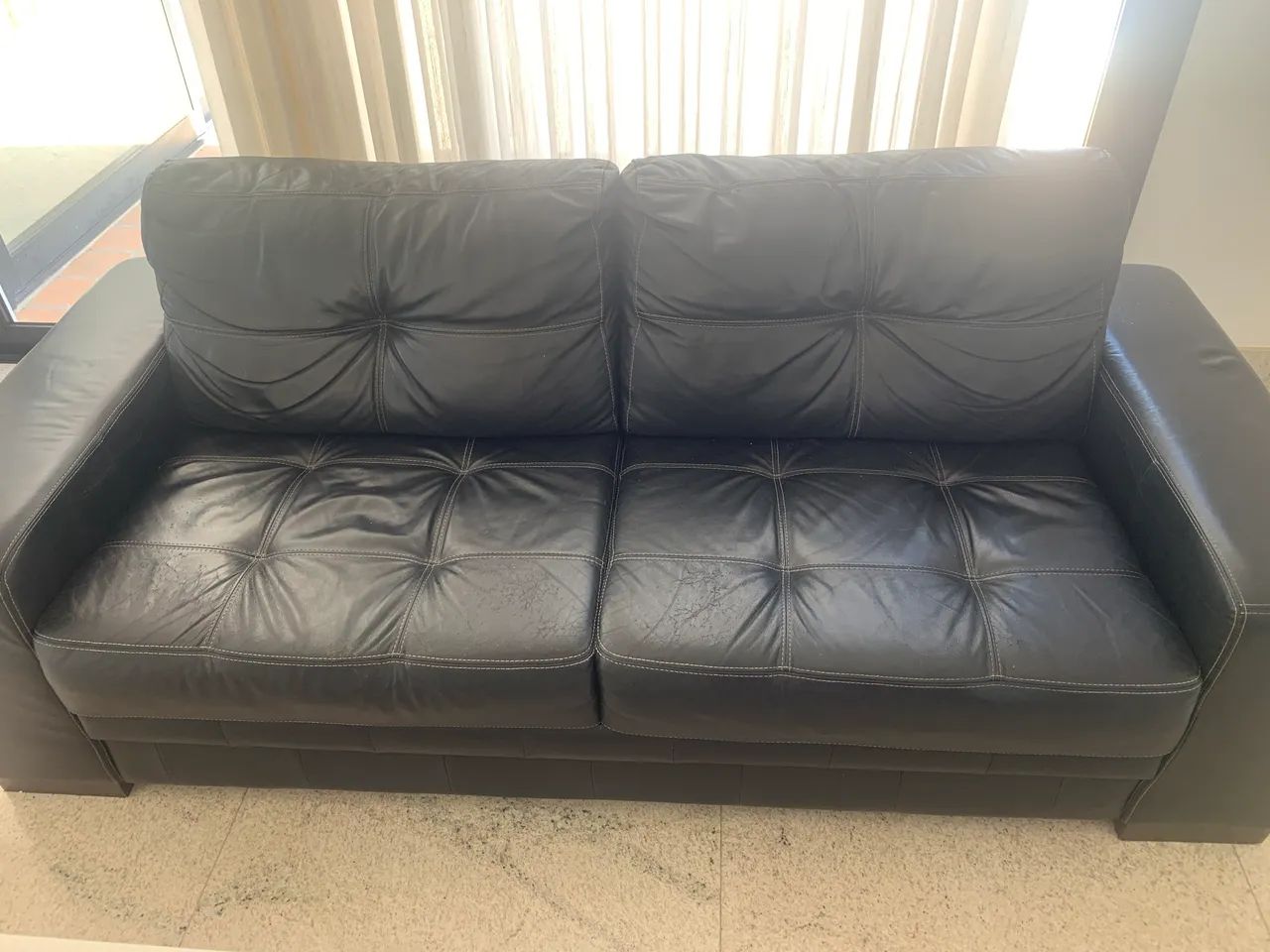 Vendo sofá de couro 3 lugares - Foto 3