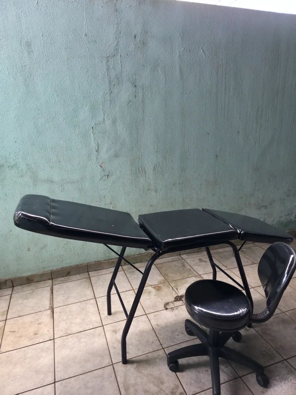 Maca de estética preta com cadeira