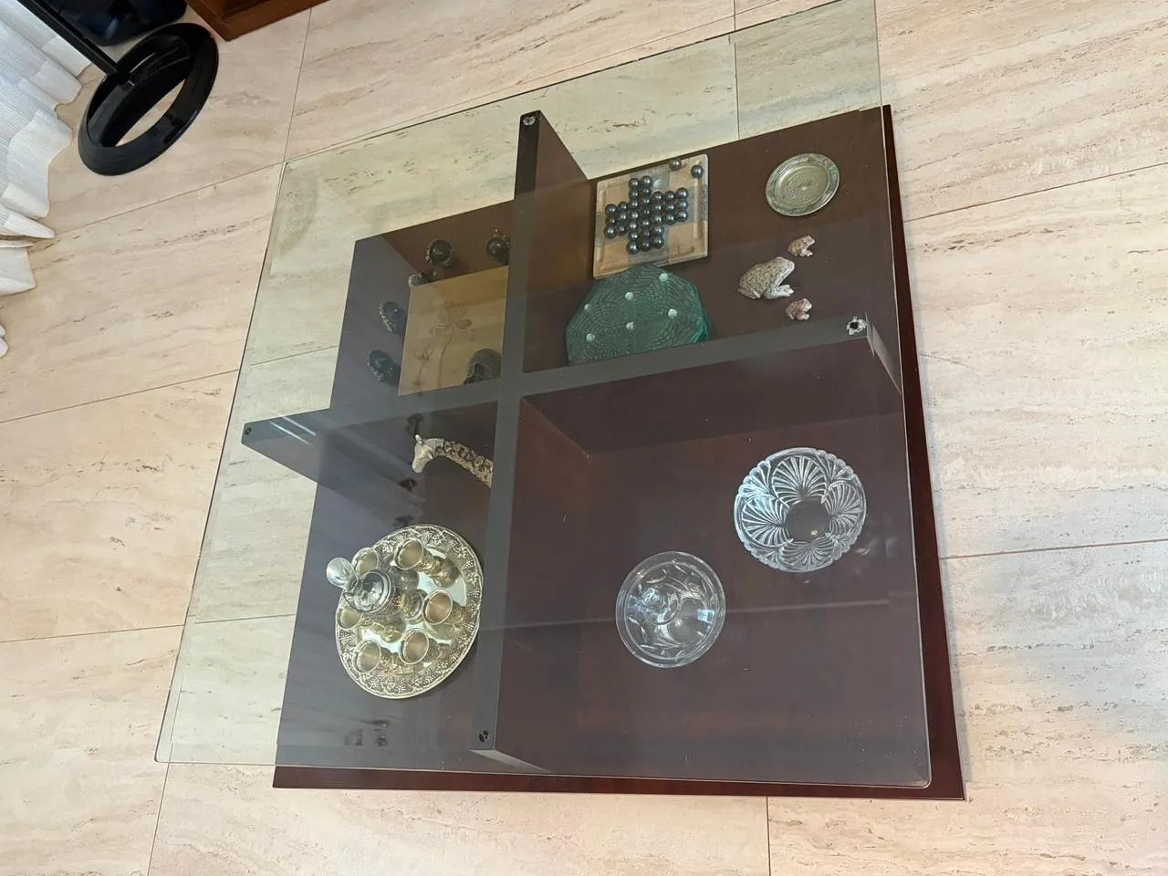 Mesa de centro em madeira com vidro 