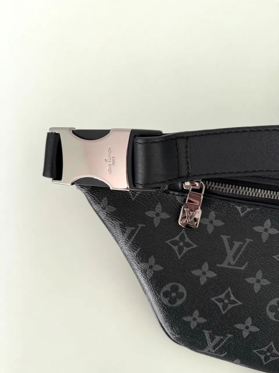 Bolsa Louis Vuitton Bumbag Discovery Eclipse Monogram preta - Foto 4