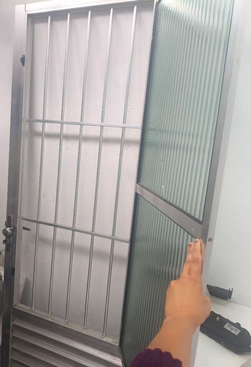 Porta de alumínio 80 com com grade e vidro  - Foto 2