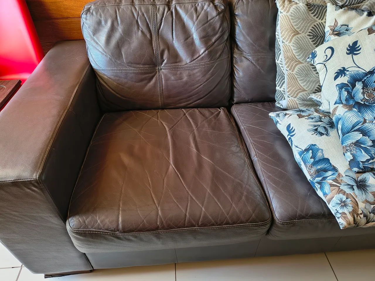 Vende-se 2 sofás de 2 lugares de couro legítimo, em bom estado de conservação.  - Foto 2