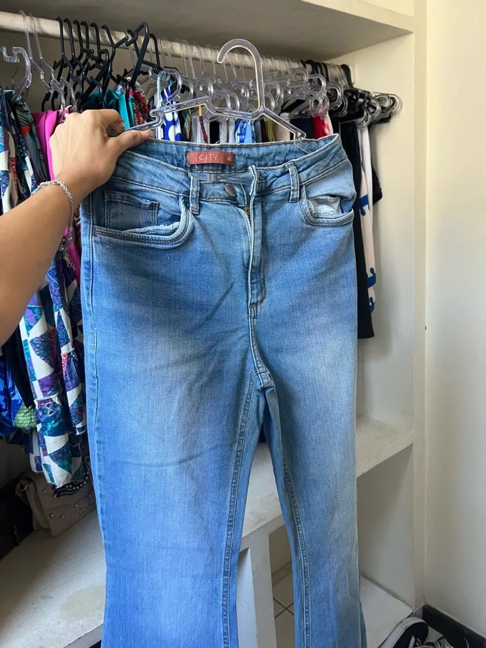 Calça jeans boca de sino 