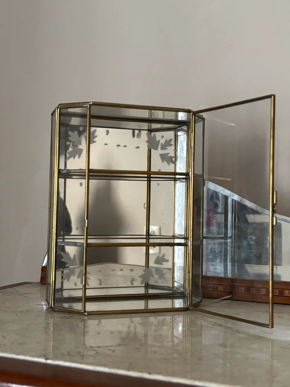 Linda Vitrine de miniaturas em metal espelhada