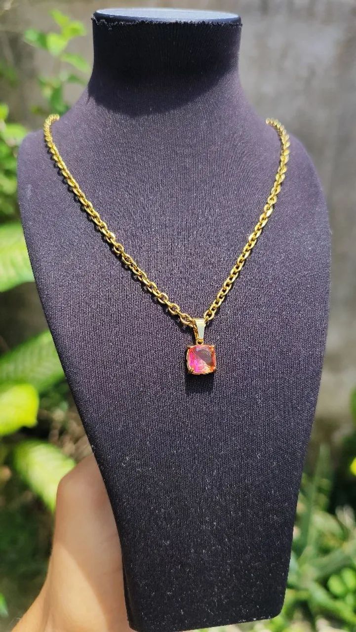 Colar dourado pedra vermelha aço inoxidável  - Foto 2
