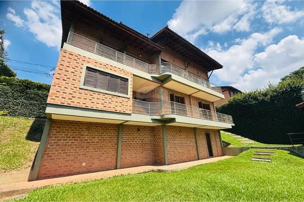 Casa com 4 suítes para locação em Cotia