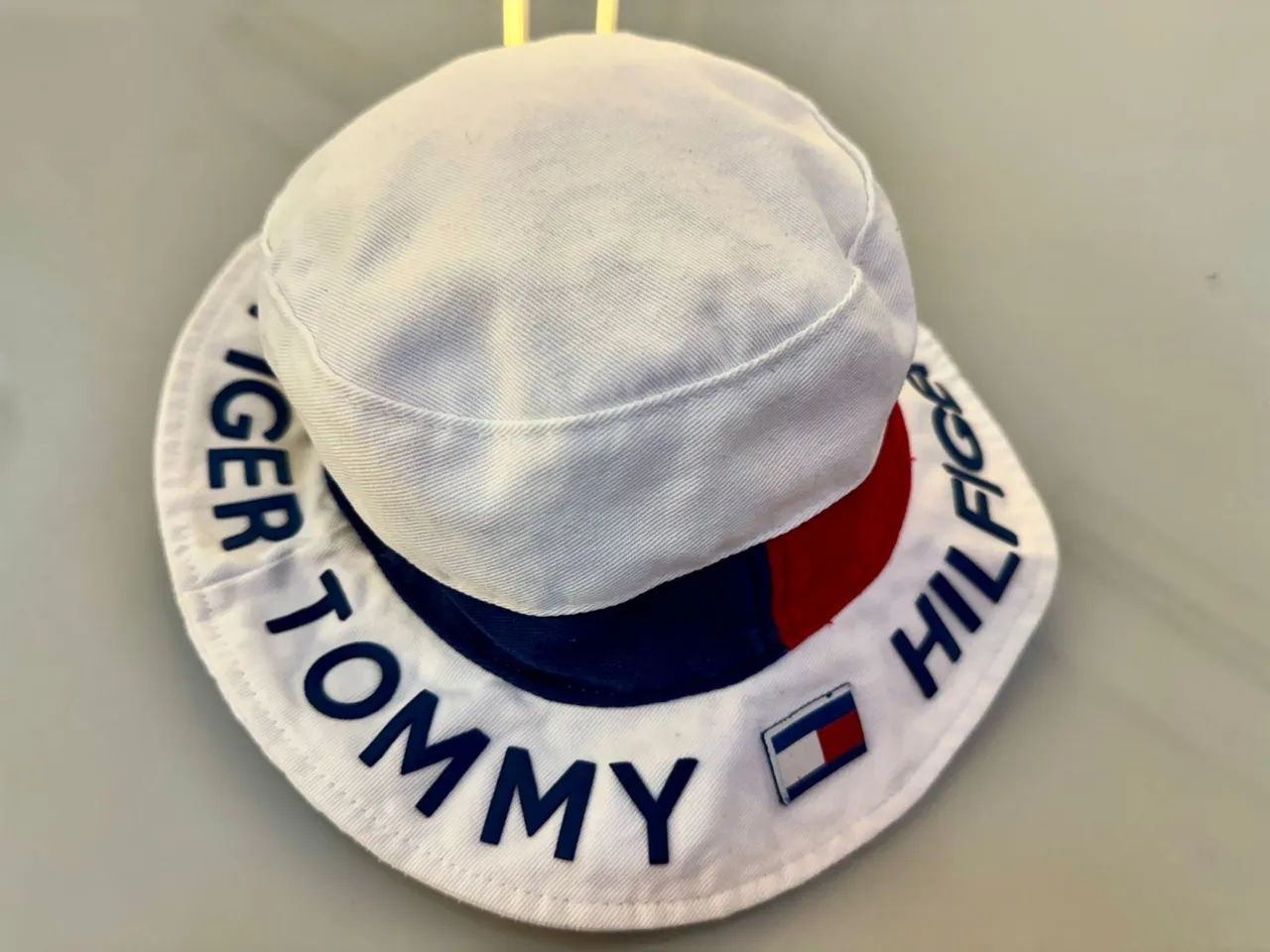 Chapéu bucket Tommy Hilfiger reversível 