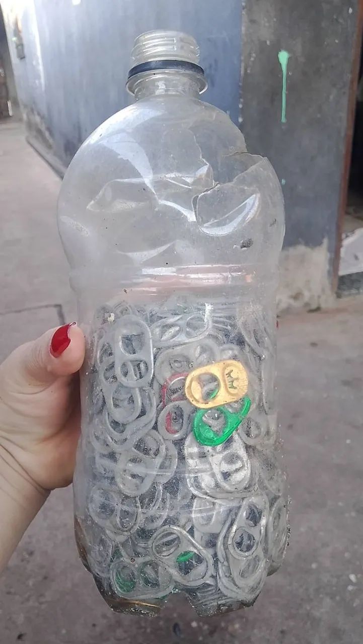 Garrafa com tapa de latinha pra artesanato  - Foto 2
