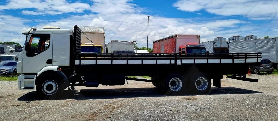 Volvo VM 260 6x2R - 2010 (Carroceria c/ 8,50 metros) - Foto 4