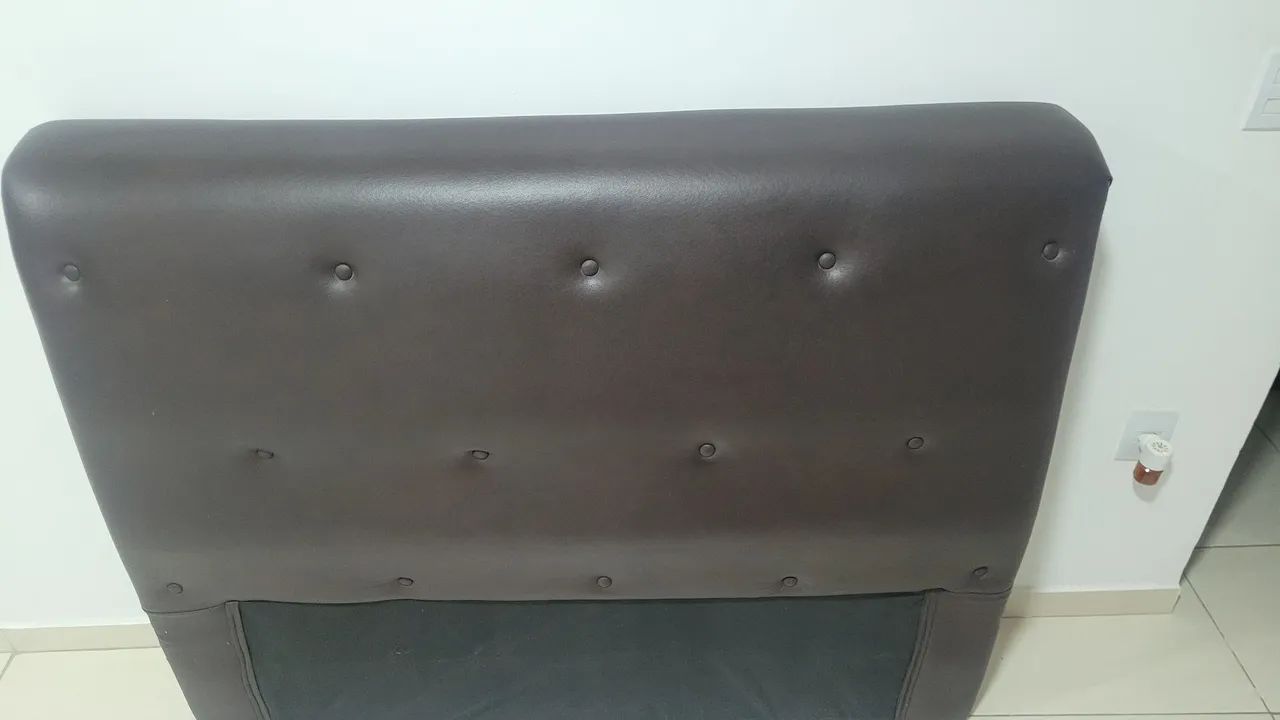 Cabeceira de Cama Estofada Marrom com Detalhes - Foto 3