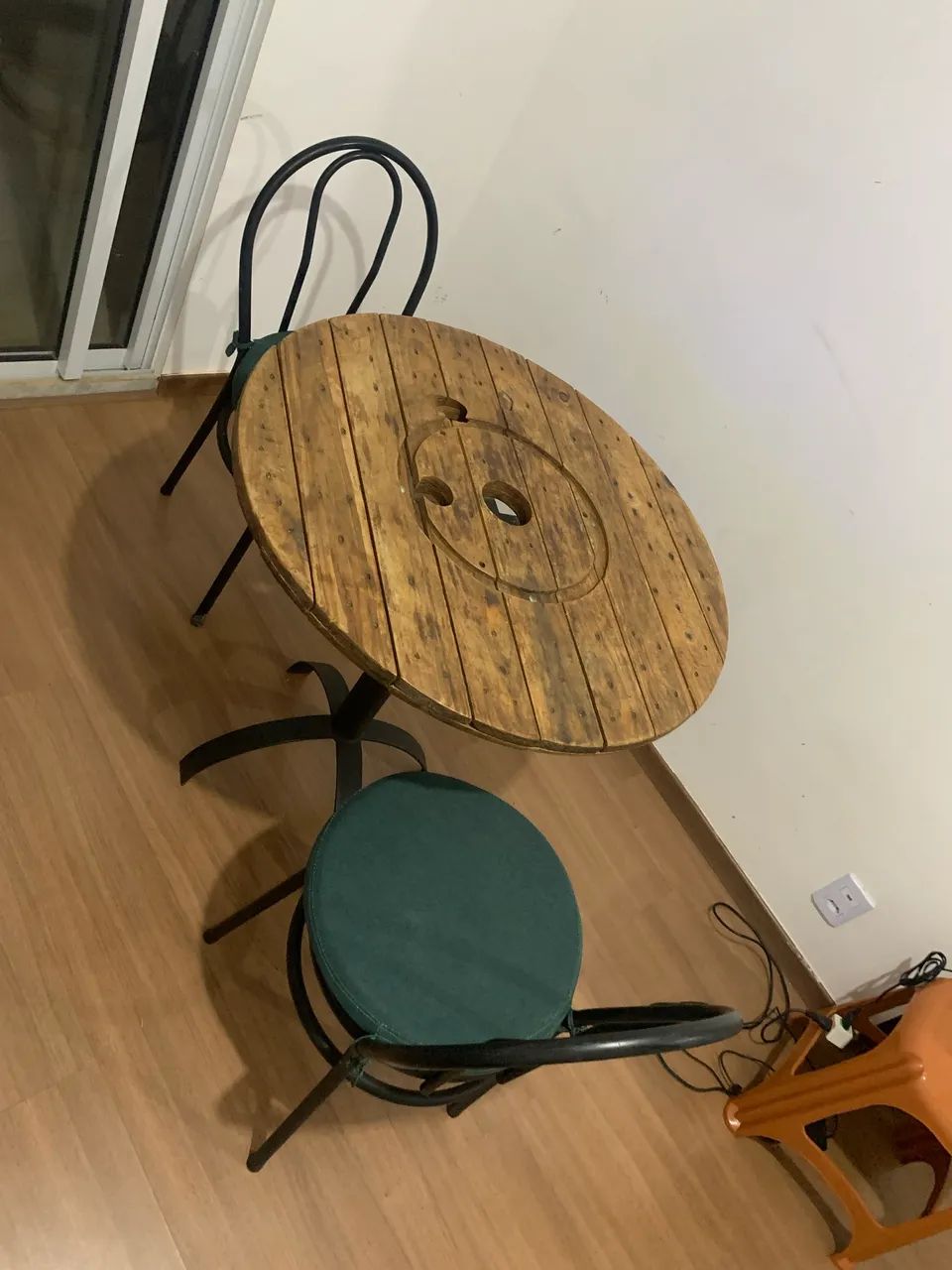 Mesa com duas cadeiras  - Foto 2