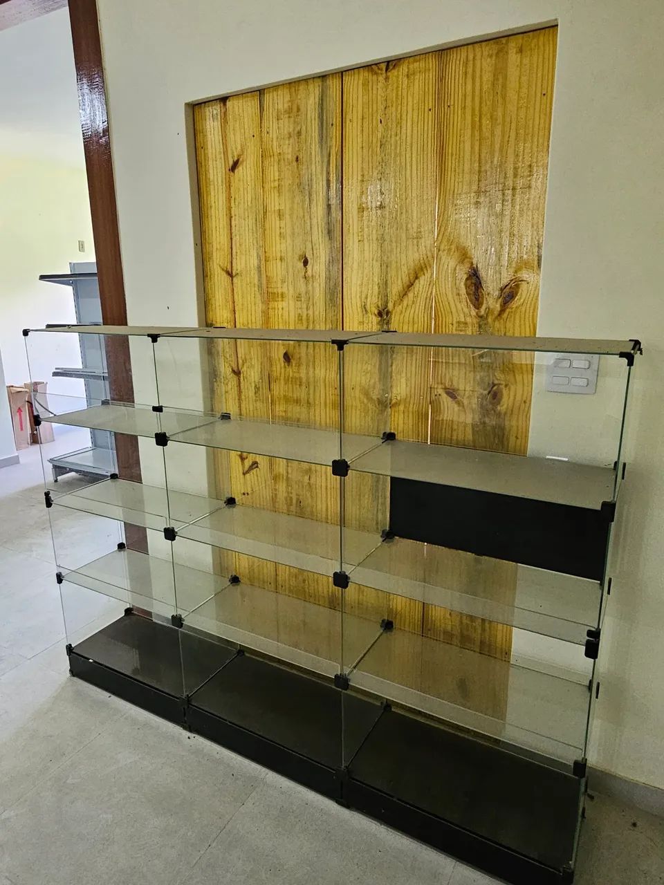 Prateleira expositora de vidro com base. - Foto 2