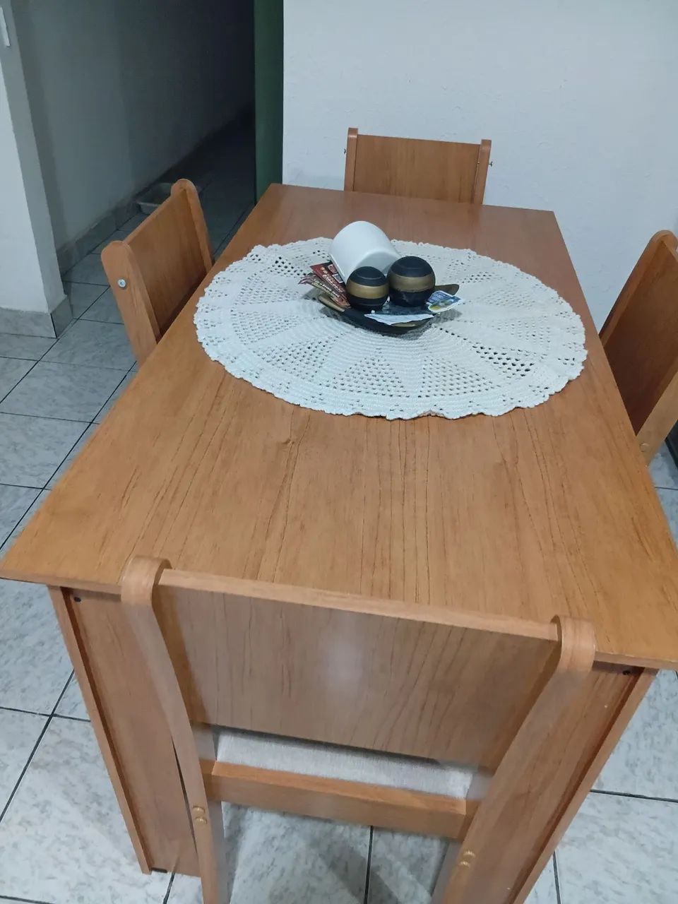 Mesa de jantar com 4 cadeiras .