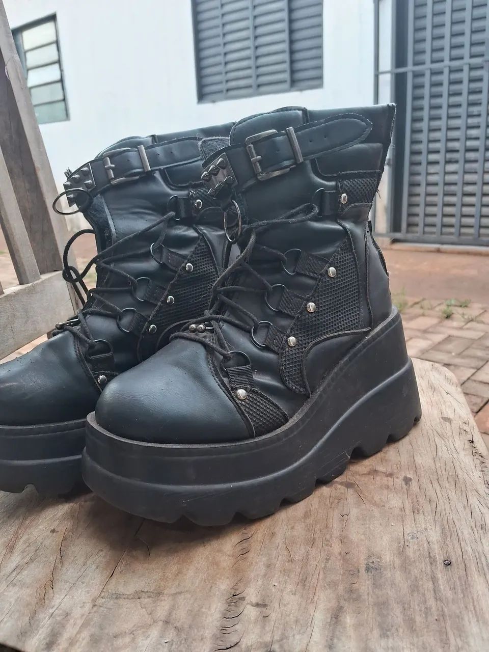 Coturno feminino preto com fivelas e spikes