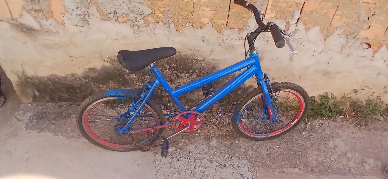 Bicicleta pequena no estado