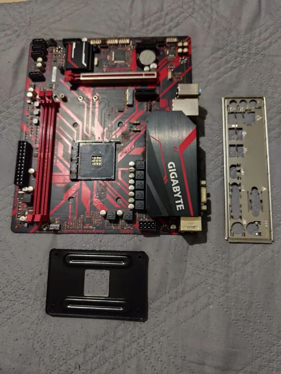 Placa mãe b450m GAMING GIGABYTE  - Foto 2