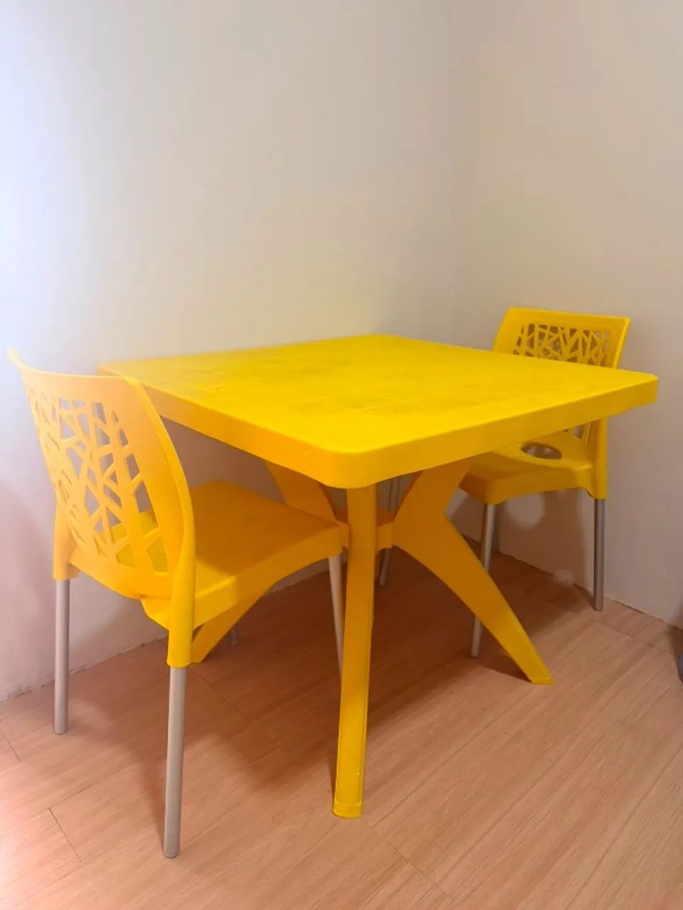 Mesa tramontina com duas cadeiras
