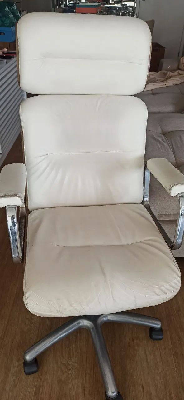 Cadeira Presidente Branca em couro 