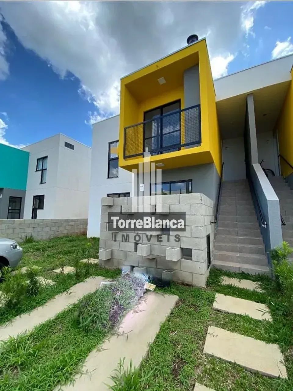 Apartamento com Sacada e Churrasqueira  2 Quartos e Vaga de Estacionamento