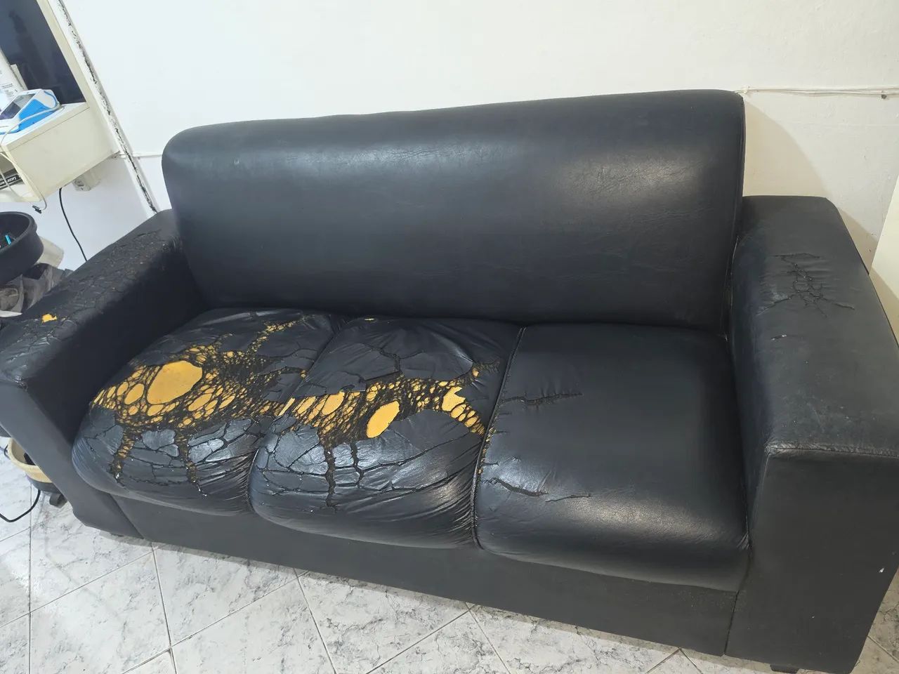 Sofá com estrutura ótima precisando trocar o forro.