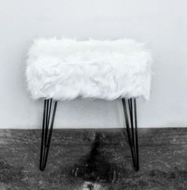 Puff pelinhos quadrado branco com pés de ferro - Foto 2